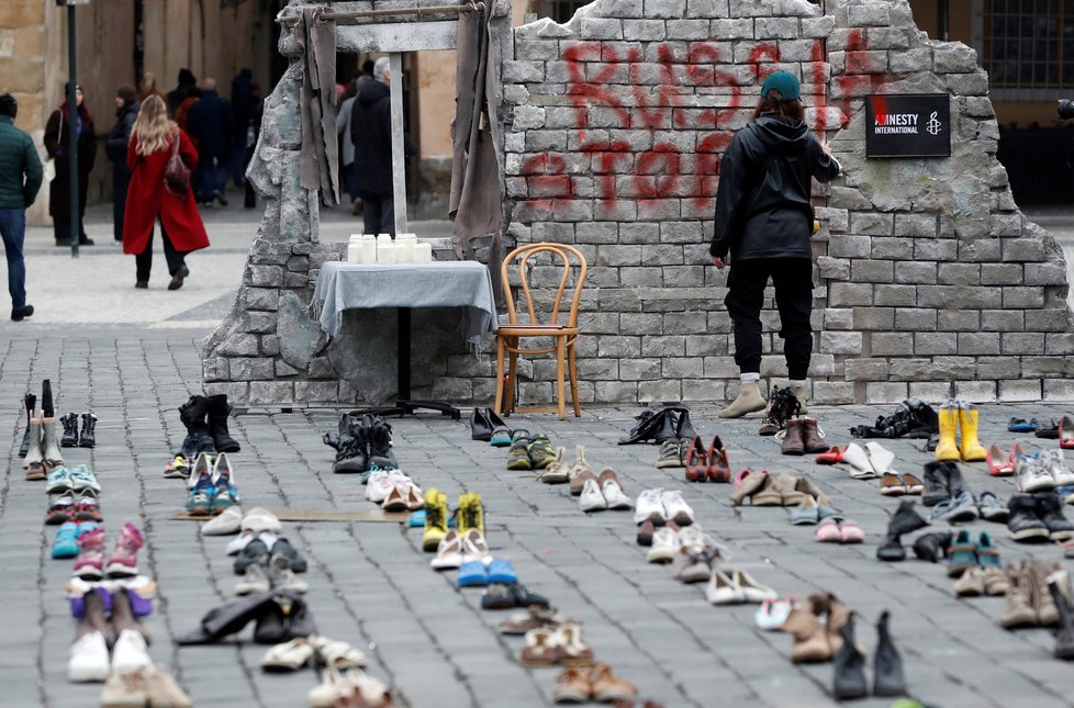 Staroměstské náměstí v Praze: Vznikla inscenace ze 480 párů bot, které reprezentují zmizelé civilisty na Ukrajině.