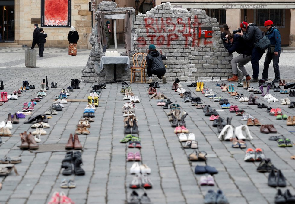 Staroměstské náměstí v Praze: Vznikla inscenace ze 480 párů bot, které reprezentují zmizelé civilisty na Ukrajině.