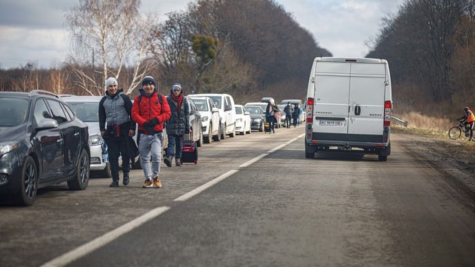 Kolony uprchlíků na ukrajinské hranici na přechodu Medyna