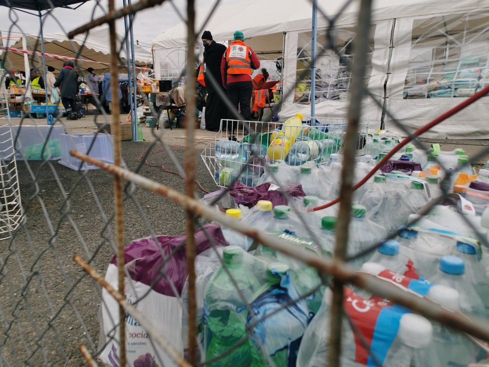 I když &#34;za humny&#34; zuří válka, snaží se dobrovolníci na hranicích probouzet v ukrajinských uprchlících naději.