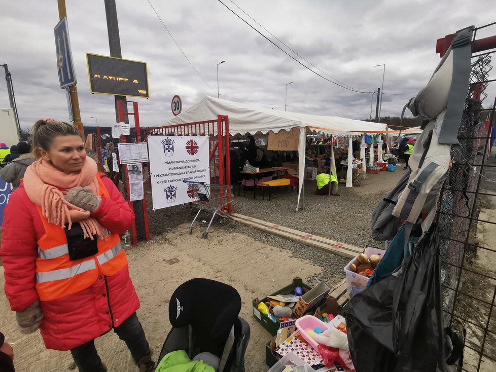 I když &#34;za humny&#34; zuří válka, snaží se dobrovolníci na hranicích probouzet v ukrajinských uprchlících naději