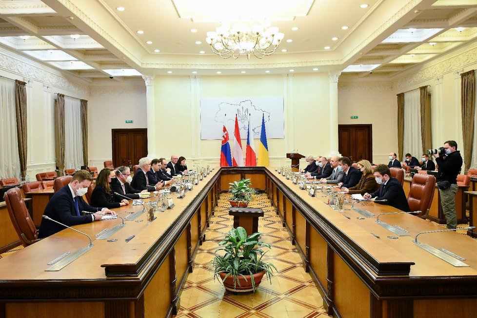 Ministr Jan Lipavský (Piráti) se během návštěvy Ukrajiny setkal v Kyjevě s ukrajinským premiérem.