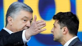 Prezident Petro Porošenko a kandidát Volodymyr Zelensky spolu zuřivě debatovali. Vzájemně se obviňovali