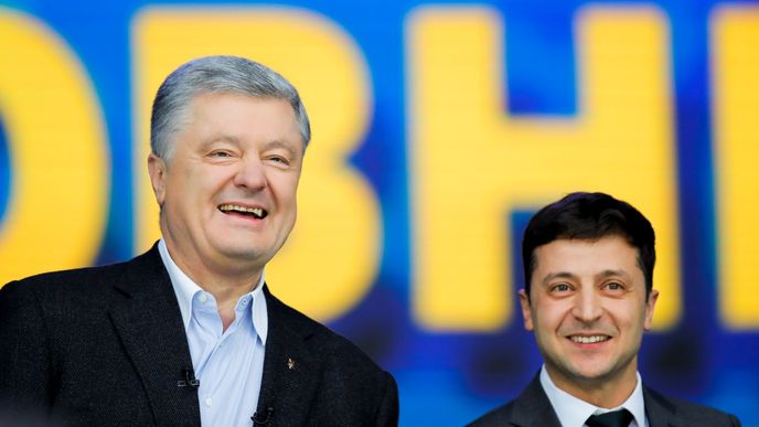 Petro Porošenko a Volodymyr Zelensky na debatě kandidátů na post nového ukrajinského prezidenta. Komik Zelensky v prvním kole vyhrál s velkým předstihem