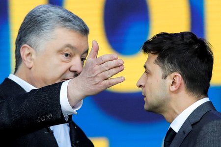 Prezident Petro Porošenko a kandidát Volodymyr Zelensky spolu zuřivě debatovali. Vzájemně se obviňovali