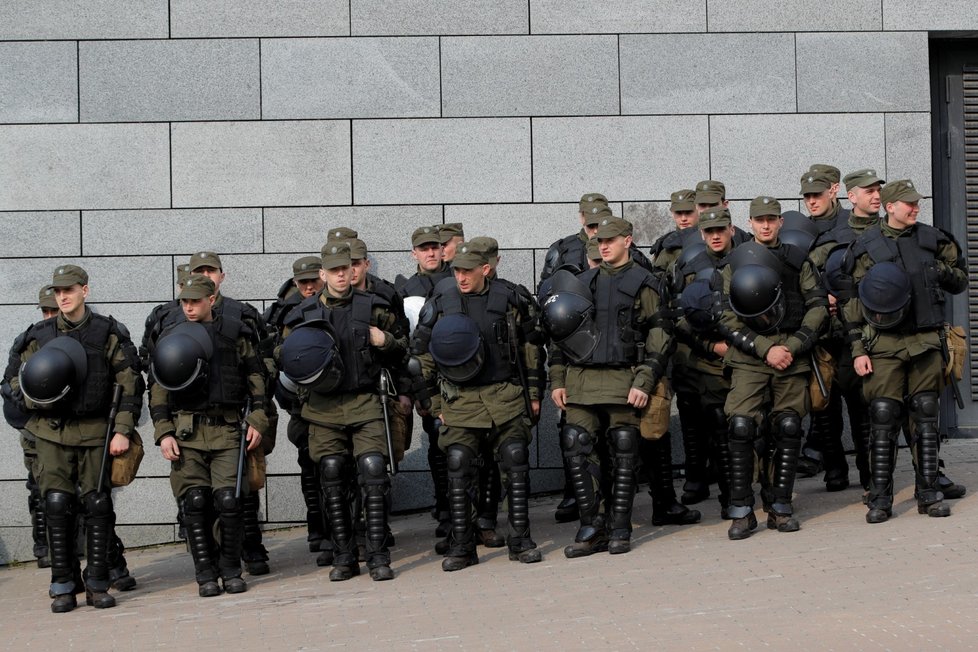 Předvolební debata kandidátů na ukrajinského prezidenta byla plná ostrých slov