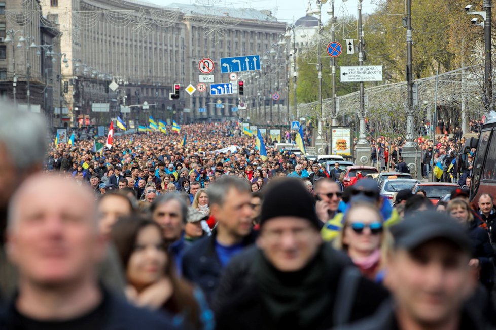 Předvolební debata kandidátů na ukrajinského prezidenta byla plná ostrých slov