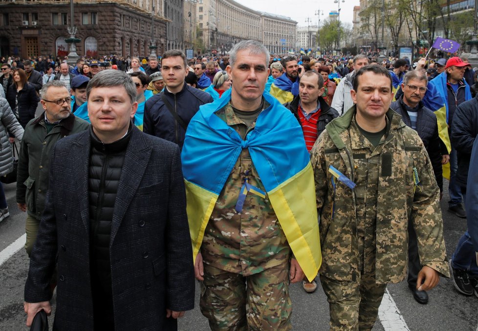 Předvolební debata kandidátů na ukrajinského prezidenta byla plná ostrých slov