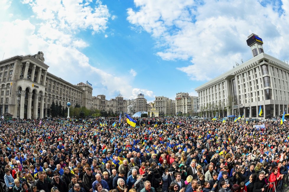 Na Olympijský stadion v Kyjevě proudilo mnoho ukrajinských občanů, aby si vyslechlo prezidentskou debatu