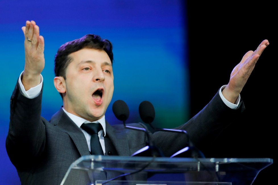 Volodymyr Zelensky je známý herec a komik, prozatím volby vyhrává, alespoň podle prvního kola a předběžných výsledků