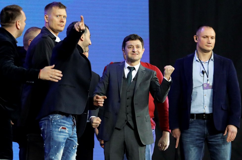 Volodymyr Zelensky je známý herec a komik, prozatím volby vyhrává, alespoň podle prvního kola a předběžných výsledků