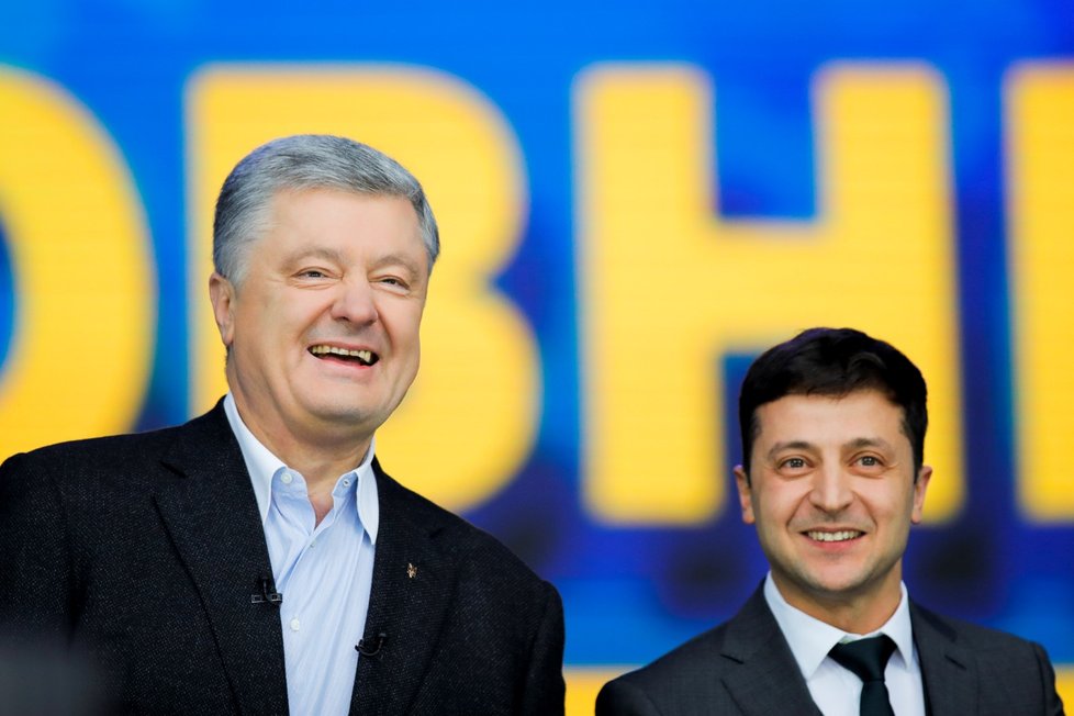 Petro Porošenko a Volodymyr Zelensky na debatě kandidátů na post nového ukrajinského prezidenta. Komik Zelensky v prvním kole vyhrál s velkým předstihem