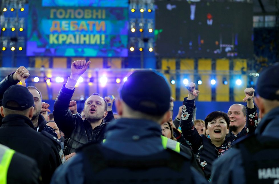 Projevy obou ukrajinských kandidátů na prezidenta provázela vlna potlesků a křiku