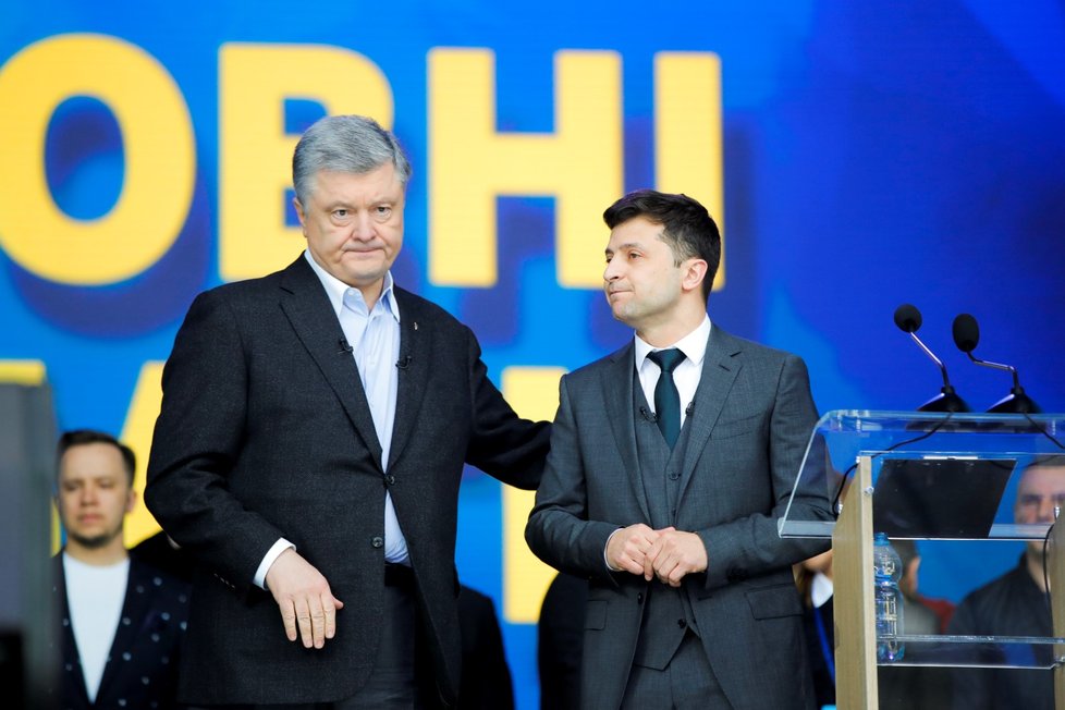 Prezident Petro Porošenko a kandidát Volodymyr Zelensky spolu zuřivě debatovali. Vzájemně se obviňovali