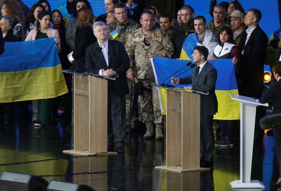 Prezident Petro Porošenko a kandidát Volodymyr Zelensky spolu zuřivě debatovali. Vzájemně se obviňovali