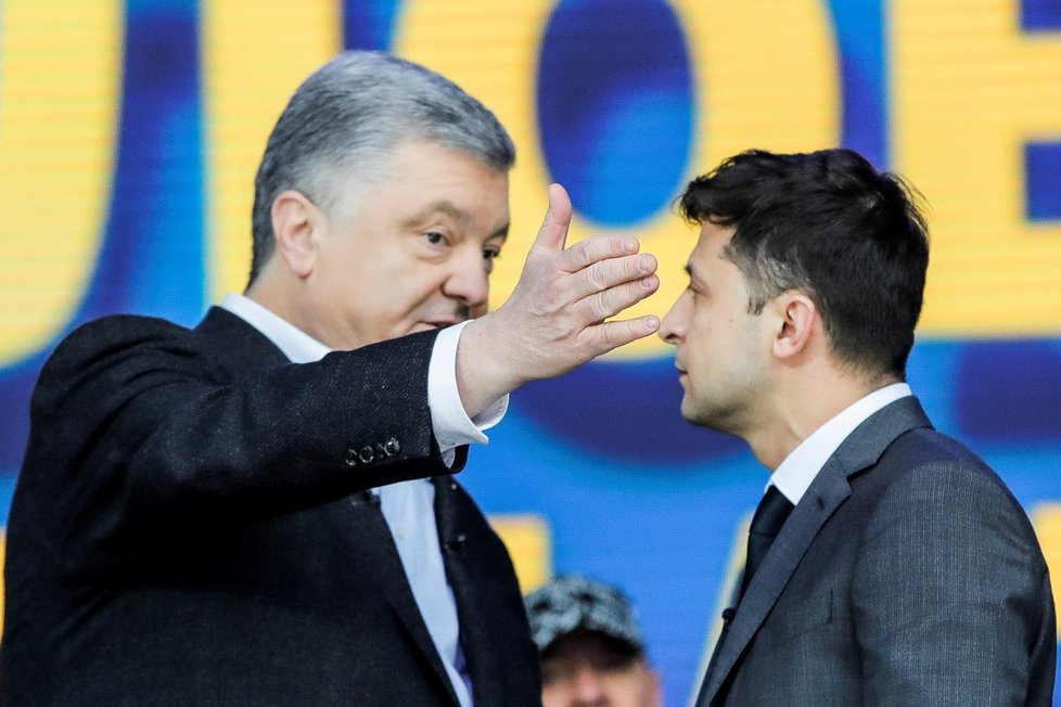 Prezident Petro Porošenko a kandidát Volodymyr Zelensky spolu zuřivě debatovali. Vzájemně se obviňovali