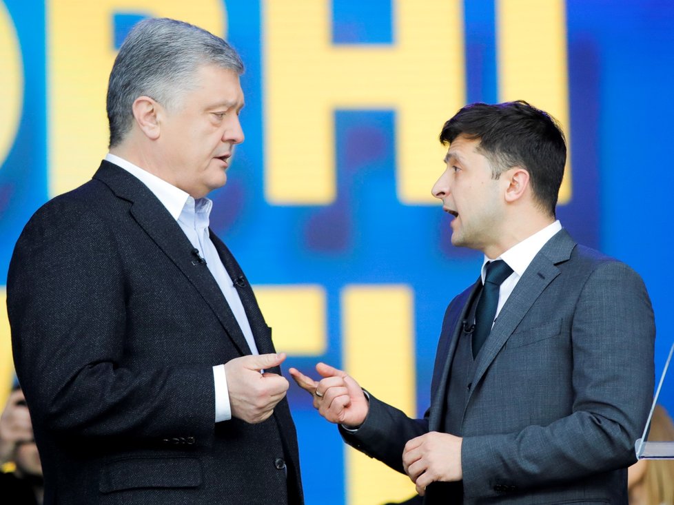 Prezident Petro Porošenko a kandidát Volodymyr Zelensky spolu zuřivě debatovali. Vzájemně se obviňovali. 