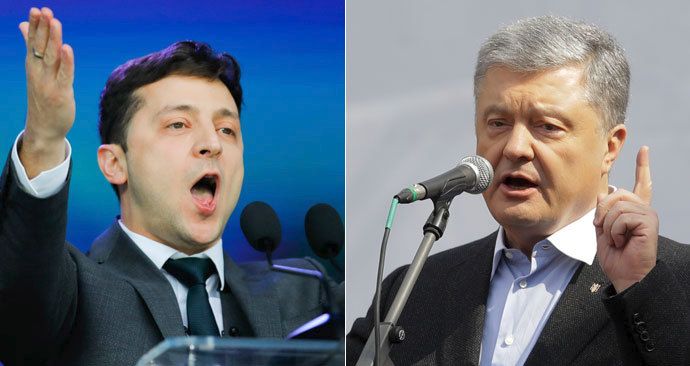 Dva kandidáti na prezidenta Petro Porošenko a Volodymyr Zelensky se během debaty na stadiónů ostře obviňovali
