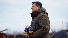 Ukrajinský prezident Volodymyr Zelenskyj mezi vojáky.