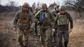 Ukrajinský prezident Volodymyr Zelenskyj mezi vojáky