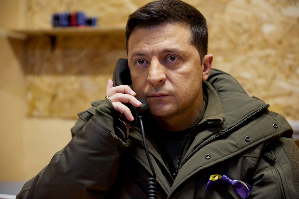 Ukrajinský prezident Volodymyr Zelenskyj mezi vojáky.