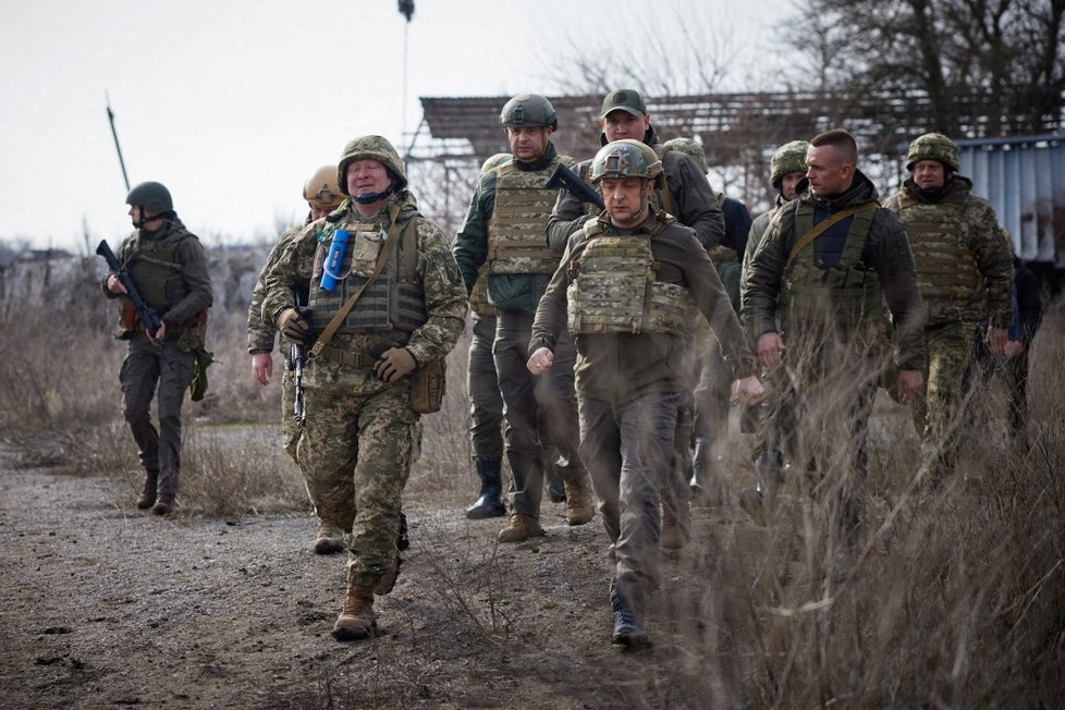 Ukrajinský prezident Volodymyr Zelenskyj mezi vojáky.