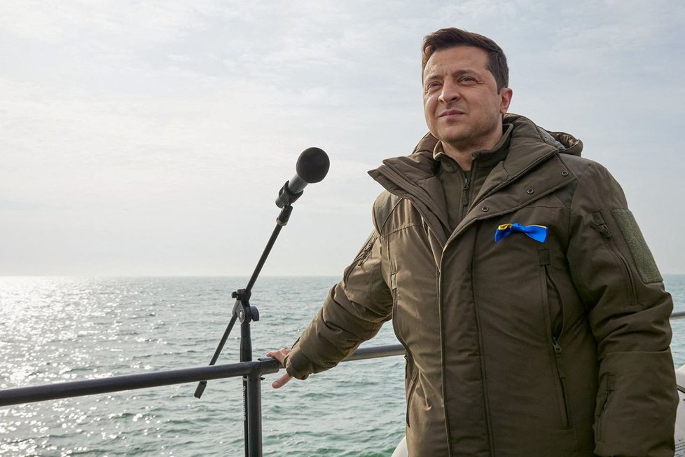 Ukrajinský prezident Volodymyr Zelenskyj mezi vojáky.