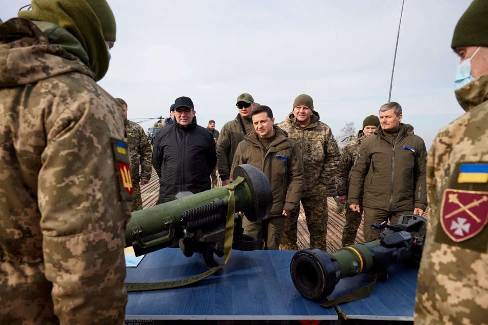 Ukrajinský prezident Volodymyr Zelenskyj mezi vojáky