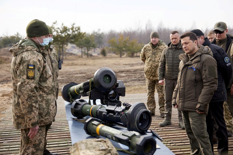 Ukrajinský prezident Volodymyr Zelenskyj mezi vojáky.