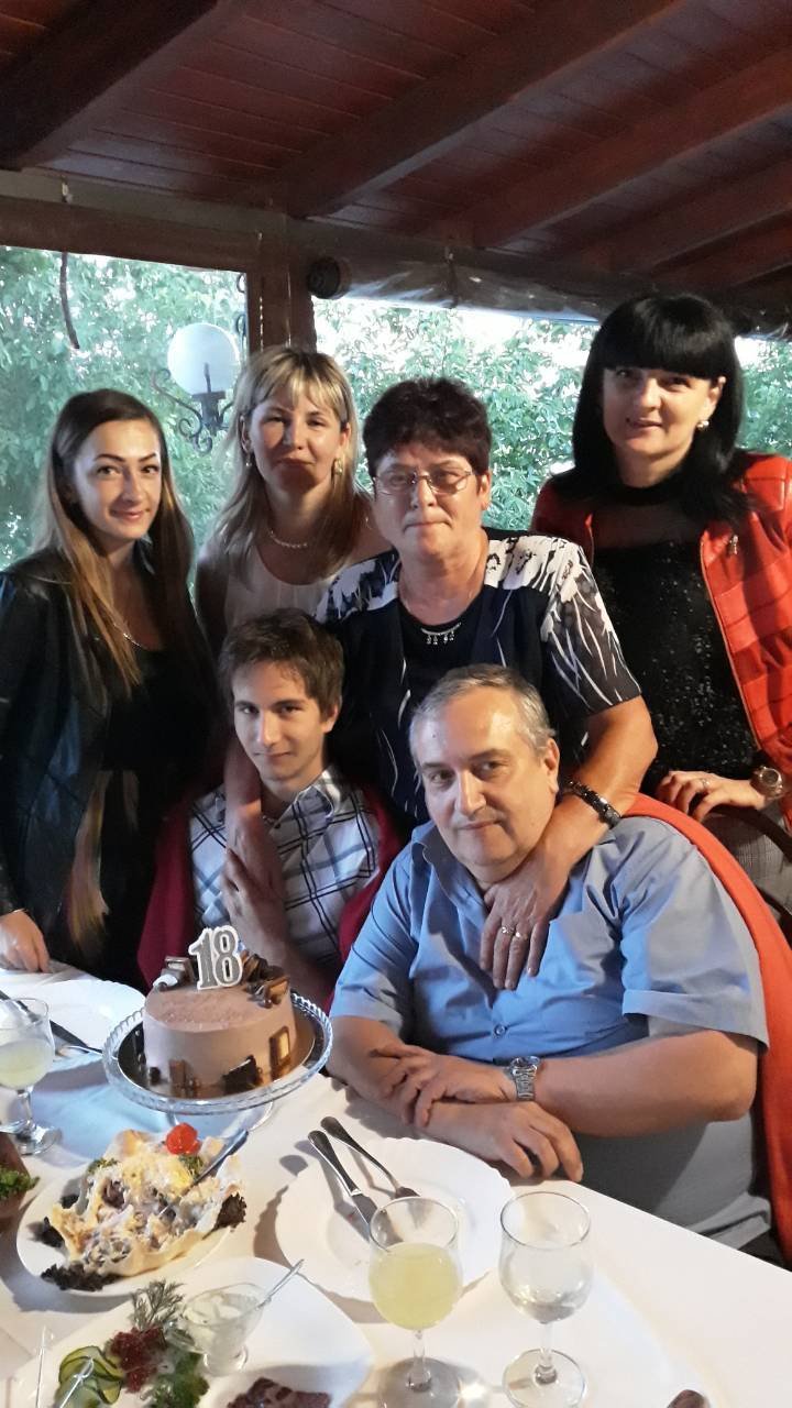 Světlana s manželem Oldou a ukrajinskou rodinou. Takto slavili 18. narozeniny syna Radka v Mukačevu.