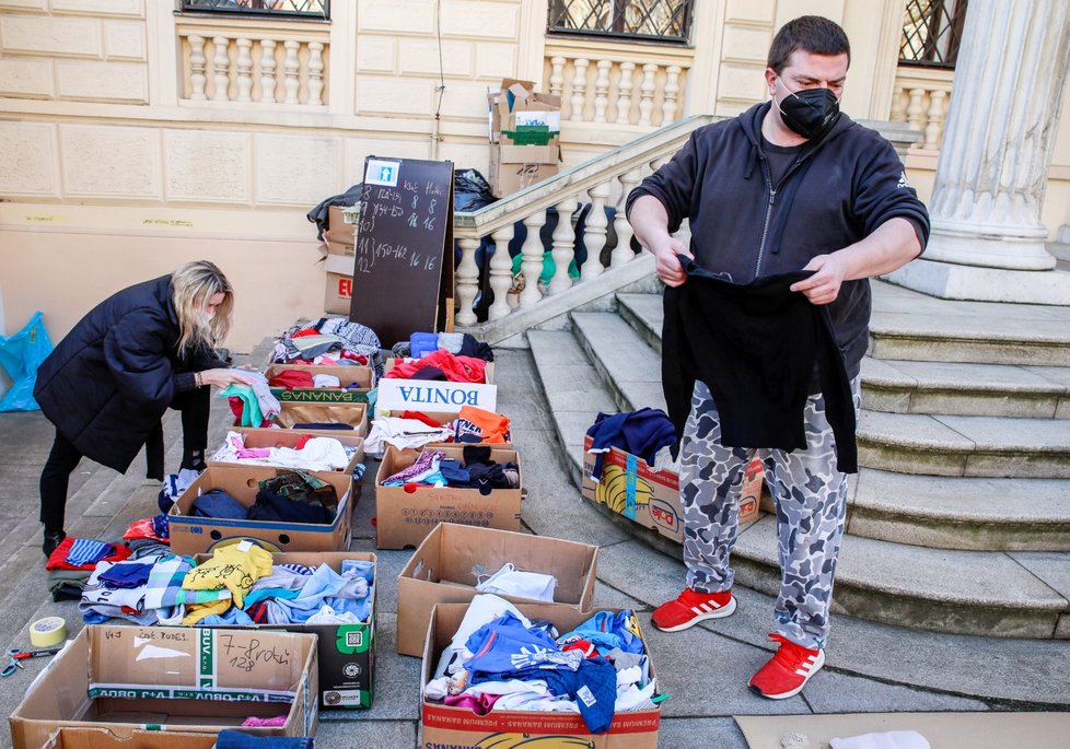 Dobrovolníci ze spolku Vesna třídí oblečení pro ukrajinské uprchlíky.