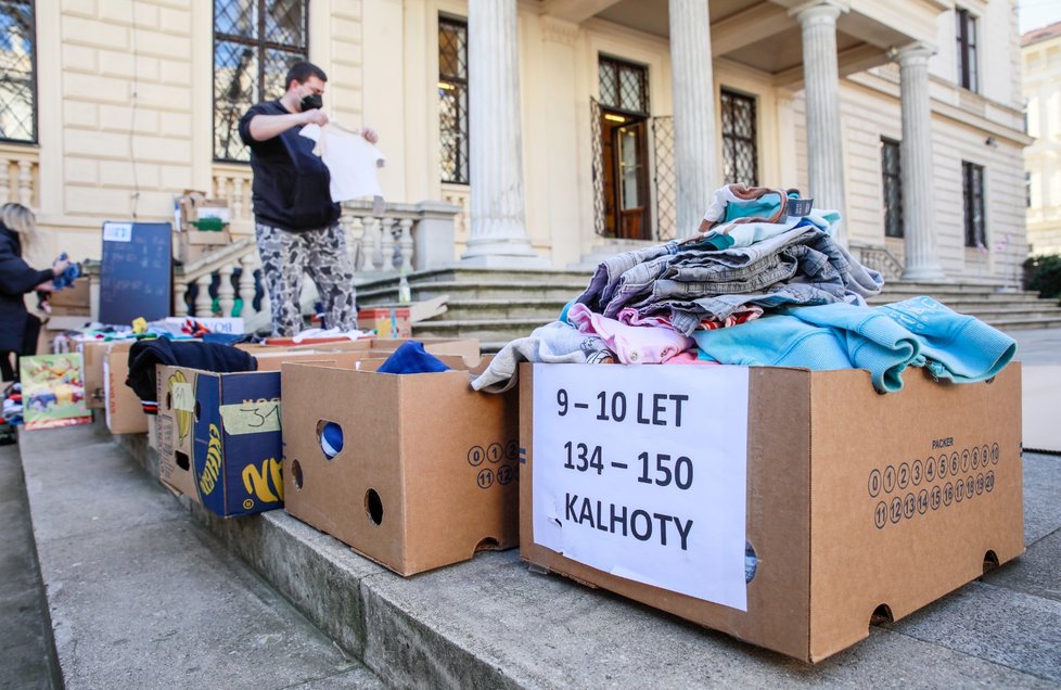 Dobrovolníci ze spolku Vesna třídí oblečení pro ukrajinské uprchlíky.