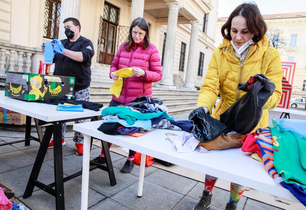 Dobrovolníci ze spolku Vesna třídí oblečení pro ukrajinské uprchlíky.