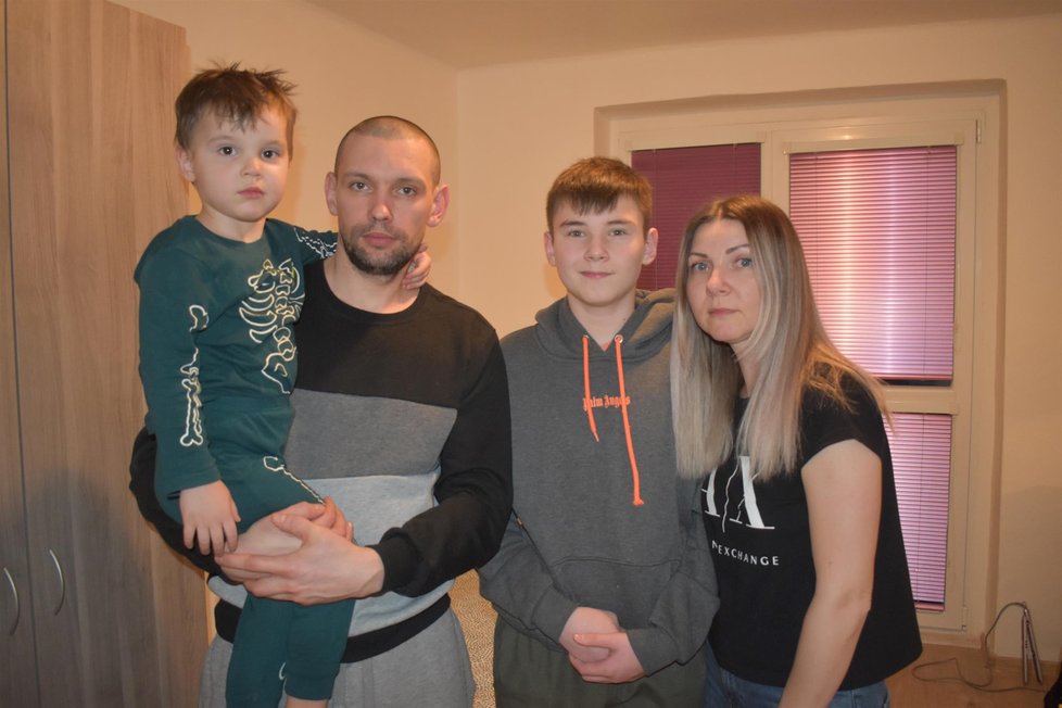 Serhii (37) se ženou Antoninou (36) a dětmi Volodymyrem (14) v azylu v Havířově.