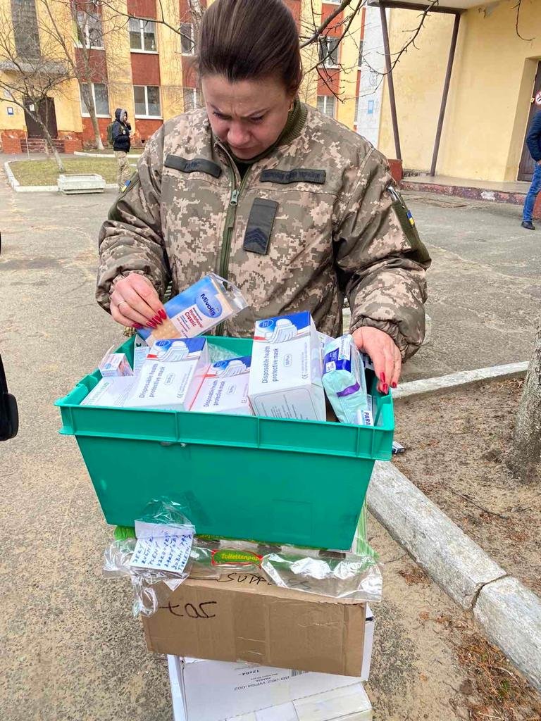 Na hranice přijíždí jedna dodávka s pomocí za druhou. Materiál se dostává i k ukrajinským vojákům, mají základnu nedaleko Hrušiva.