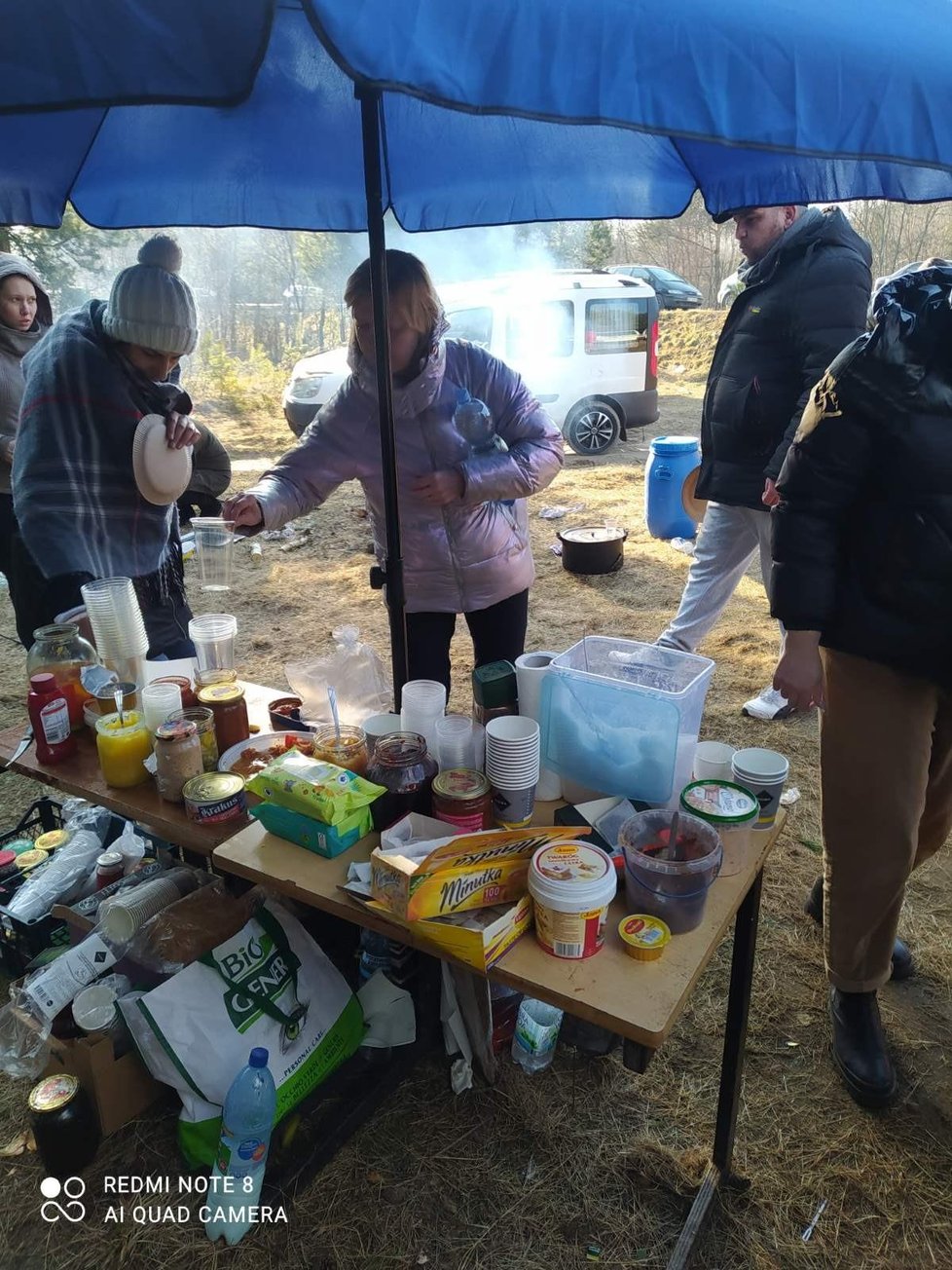 Situace na nejmenší ukrajinsko-polské hranici Hrušiv/Budimierz. Dobrovolníci a místní dodávají potraviny, vaří, navzájem si pomáhají i uprchlíci.