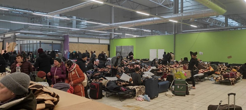 Obří uprchlické středisko vybudované v polském překladišti Hala Kijowska u hraničního přechodu Krakovec. Je zde asi 3000 běženců, půlku tvoří Ukrajinci, druhou půlku jiné národnosti.