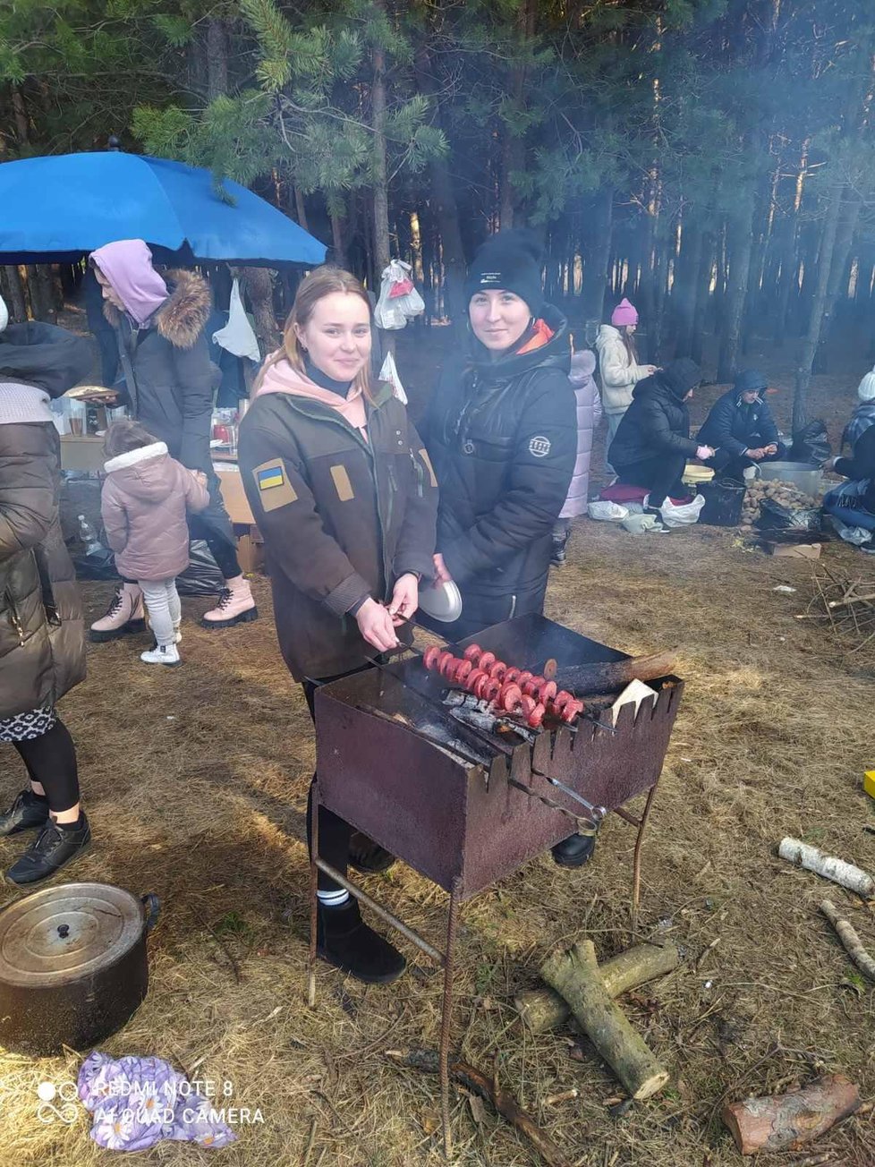 Situace na nejmenší ukrajinsko-polské hranici Hrušiv/Budimierz. Dobrovolníci a místní dodávají potraviny, vaří, navzájem si pomáhají i uprchlíci.