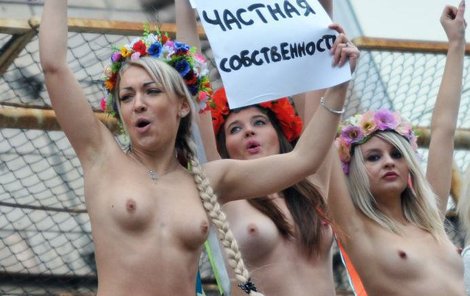 Takový sexy protest bychom si v Česku také nechali líbit.