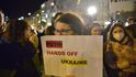 Stovky lidí se sešly v centru Prahy, aby vyjádřily solidaritu s Ukrajinou