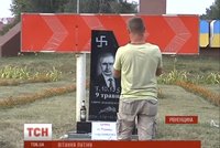 Pohřbili Putina! Na Ukrajině mu postavili náhrobek s hákovým křízem