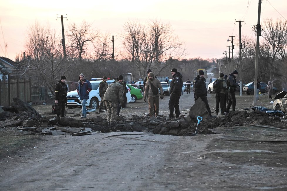 Následky ruského raketového útoku v Záporoží: Vyšetřovatelé kontrolují kráter v místě dopadu rakety (5.12.2022))