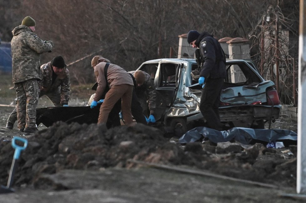 Následky ruského raketového útoku v Záporoží: Vyšetřovatelé kontrolují kráter v místě dopadu rakety (5.12.2022).