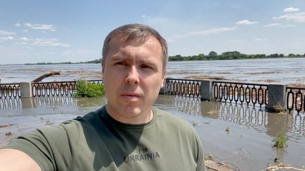 Ukrajinský poslanec Roman Kostenko ukazuje záplavy v Chersonu (6.6.2023).