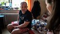 Anton Mastěrov, sedmatřicetiletý válečný invalida z Donbasu, vinou dávno utržených poranění většinu dne proleží