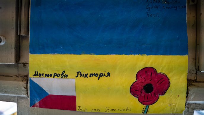 Kancelář Bronislavy Nedvědové zdobí obrázky místních dětí. Tenhle si vyvěsila jako úplně první; malovala ho třináctiletá Viktorie Mastěrovová, dcera válečného hrdiny.