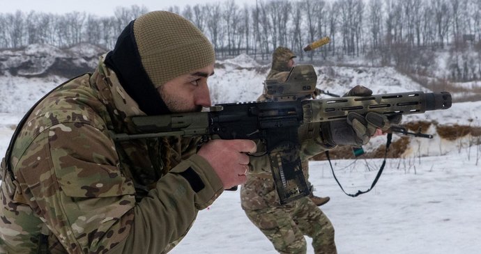 Ukrajinští vojáci speciální policejní jednotky se účastní výcviku na cvičišti v Charkovské oblasti na Ukrajině. (13.2. 2026)