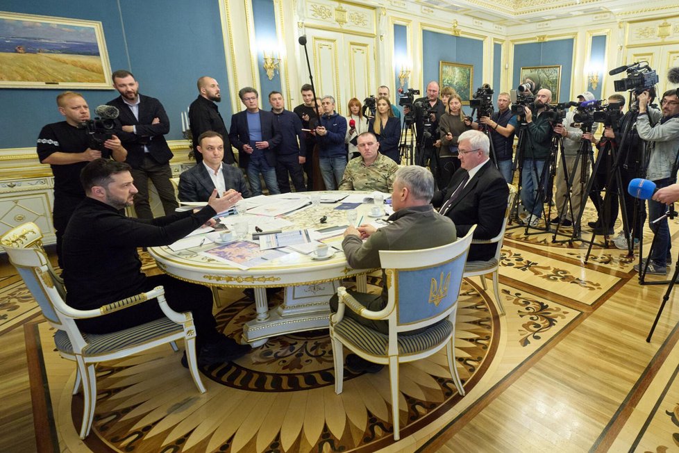 Ukrajinský prezident Volodymyr Zelenskyj se účastní tiskové konference v Kyjevě na Ukrajině. (31.10.2025) Ukrajinský prezident Volodymyr Zelenskyj se účastní tiskové konference v Kyjevě na Ukrajině. (31.10.2025)