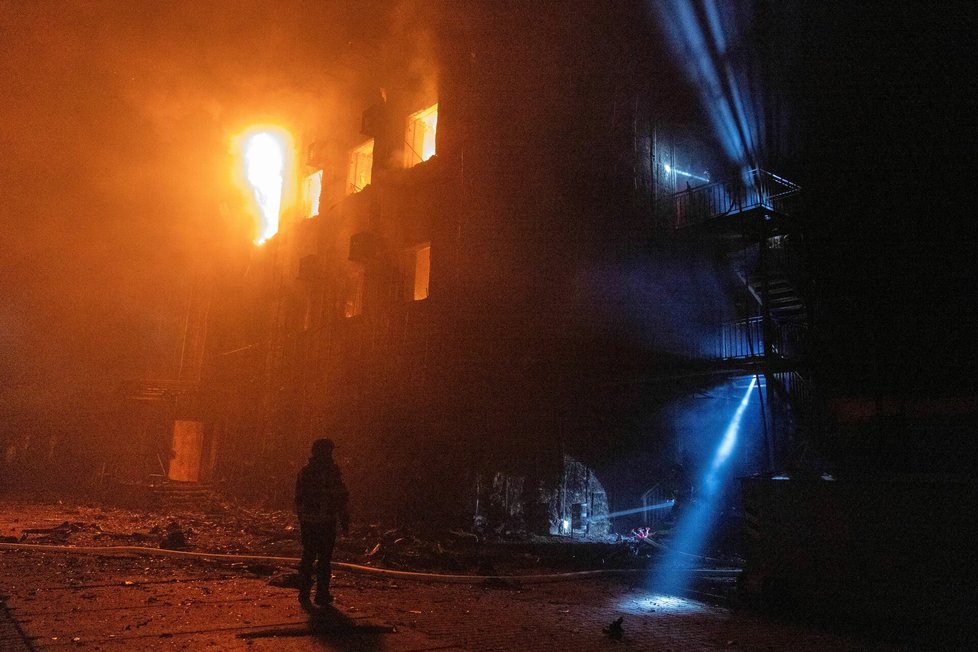 Na této fotografii poskytnuté ukrajinskou záchrannou službou pracují záchranáři na hašení požáru v Sumech na Ukrajině. (31.10.2025) Na této fotografii poskytnuté ukrajinskou záchrannou službou pracují záchranáři na hašení požáru v Sumech na Ukrajině. (31.10.2025)