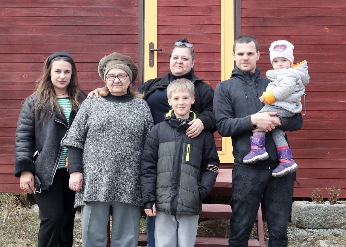 Irina (třetí zleva) a její početná rodina prchli z válečného konfliktu už podruhé. 